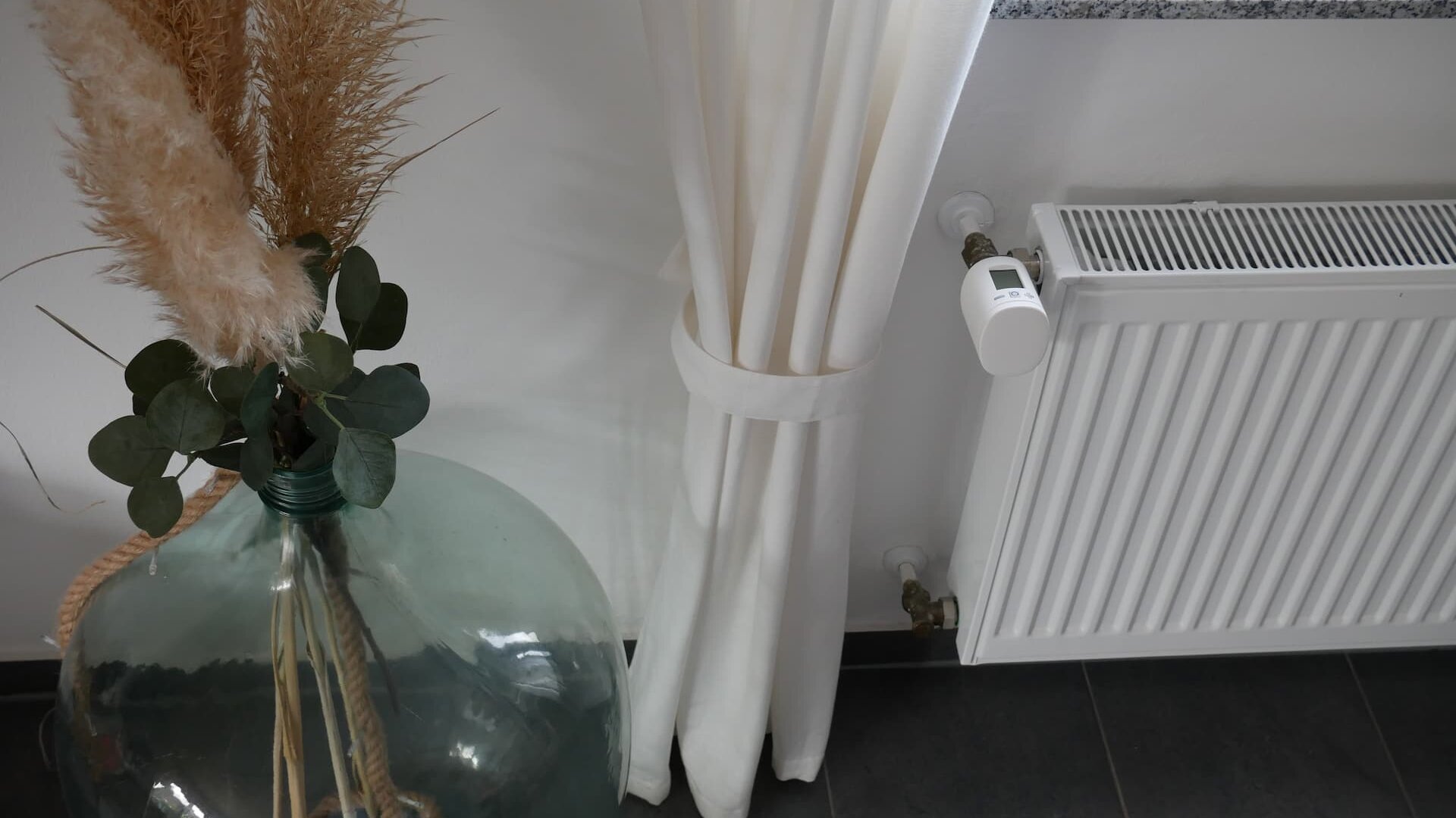 Eine Heizung mit einem smarten Heizkörperstellantrieb im SmartHome spart Energiekosten, denn es wird bedarfsgerecht und nach Heizprofilen geheizt. Somit werden unnötige Heizzeiten vermieden.