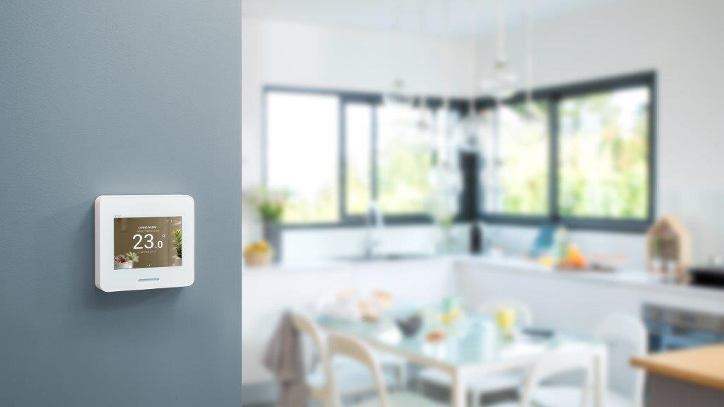Das Raumthermostat nimmt die aktuelle Raumtemperatur auf und regelt das Heizsystem in der Temperatur über den Heizkörperstellantrieb hoch oder runter.