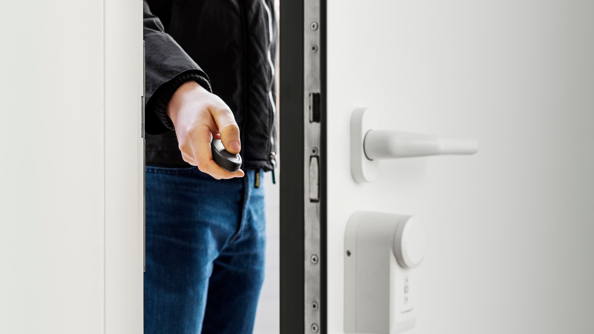 Tür wird bequem ohne einen Schlüssel mit einer Fernbedienung, Fingerprint, einem Transponder oder einem Handy sicher geöffnet