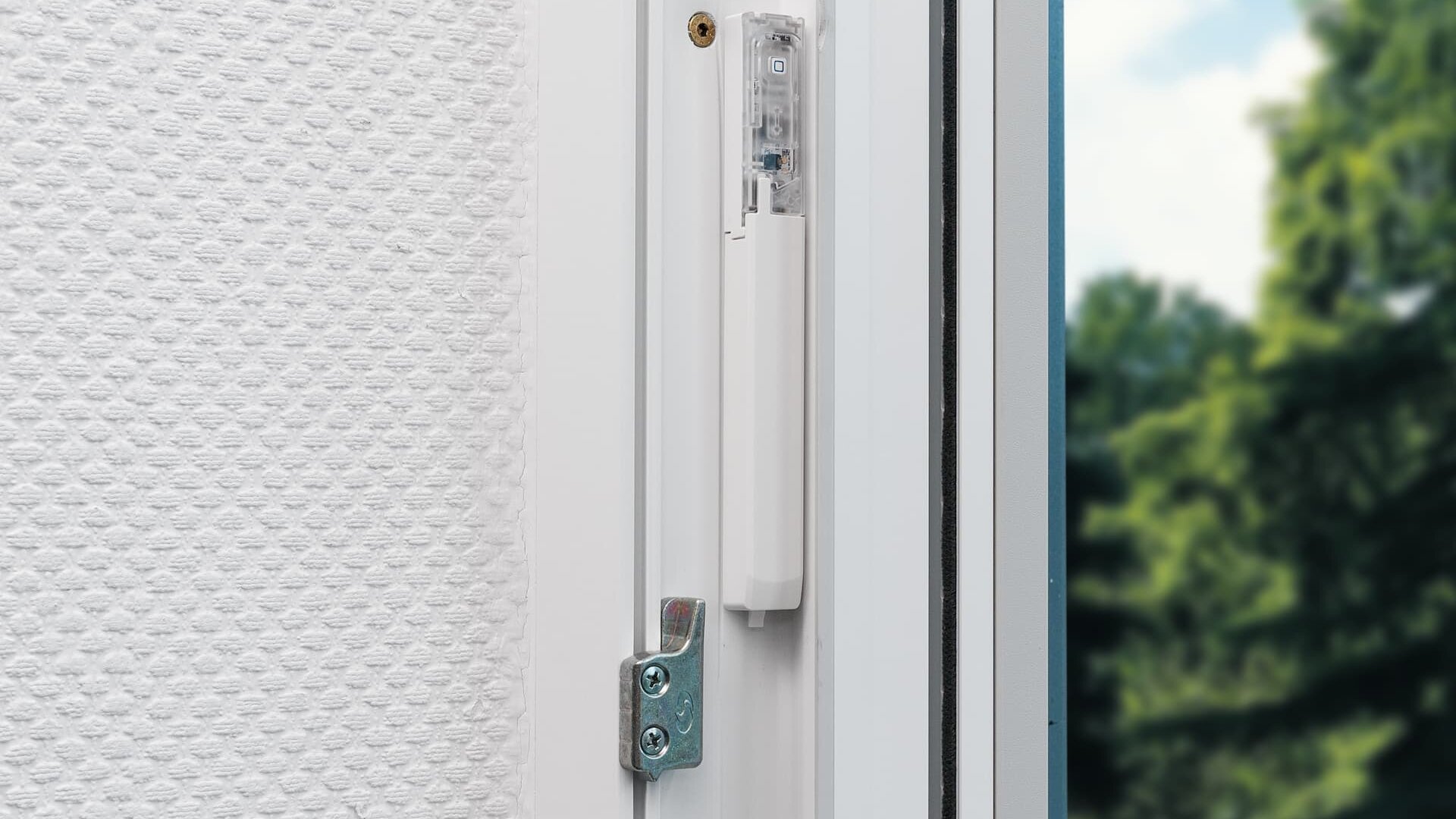 Der Fensterkontakt gibt bei geöffnetem Fenster ein Signal an den smarten Heizkörperthermostat, so dass die Heizung bis zum Verschließen des Fensters runter geregelt wird.